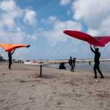 Sono quasi pronti per entrare in acqua. Prima per� � necessario riscaldarsi sollevando il wing con le mani, anche per calibrare la forza del vento